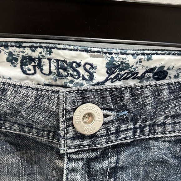 Adorable denim guess skirt with flowery ruffles on bottom - Picture 4 of 7